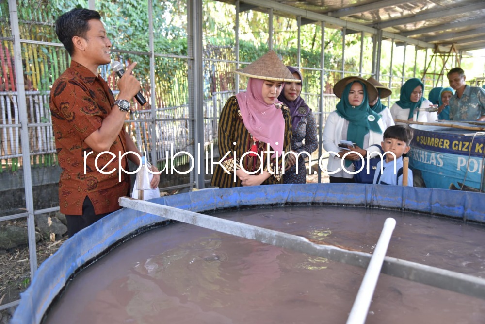 APRESIASI - Istri Bupati Sidoarjo Ny Sa'adah Ahmad Muhdlor mengapreasi Kampung Ibu Sayur Ikhlas Perumahan Graha Mutiara RW 08 Desa Kebonagung, Kecamatan Sukodono, Sidoarjo saat kunjungan, Selasa (18/07/2023) sore.