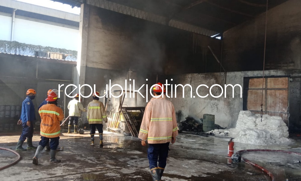 TERBAKAR - Gudang Tiner milik PT Lancar Jaya yang ada di Kelurahan Kalijaten, Kecamatan Taman, Sidoarjo ludes terbakar, Rabu (19/07/2023) sore.
