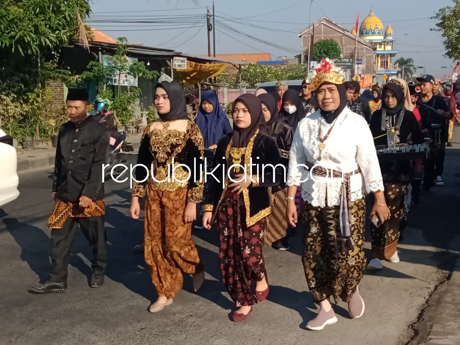PAWAI - Kepala SMK YPM 11 Wonoayu, Siti Masru'ah (kanan) dan Kepala MTs YPM 1 Wonoayu, Suhardi saat mengikuti pawai peringatan menyambut Tahun Baru Islam 1 Muharram 1445 Hijriyah, Rabu (19/07/2023).