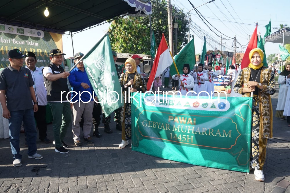 BERANGKATKAN - Wakil Bupati (Wabup) Sidoarjo, Subandi memberangkatkan Pawai Akbar keliling desa menyambut 1 Muharram Bersholawat ini dipusatkan di depan Lapangan Desa Wedoro, Kecamatan Waru, Sidoarjo, Rabu (19/07/2023).