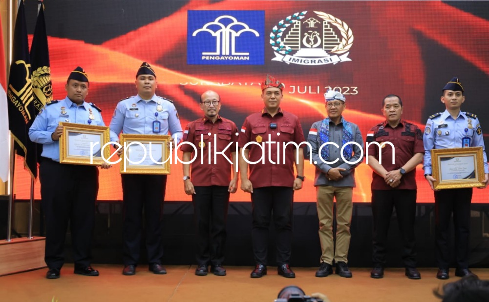 PENGHARGAAN - Sebanyak tiga petugas Kantor Imigrasi Kelas II Non TPI Ponorogo menerima penghargaan Direktur Jenderal (Dirjen) Imigrasi, Kamis (20/07/2023).