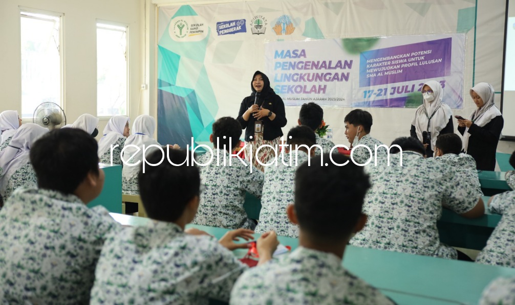 BIJAK BERMEDSOS - Analis Berita Bidang Komunikasi Publik, Dinas Komunikasi dan Informatika (Diskominfo) Provinsi Jatim, Denty Puspita Meilani menyampaikan materi bijak bermedia sosial saat MPLS SMA Al Muslim, Kamis (20/07/2023).