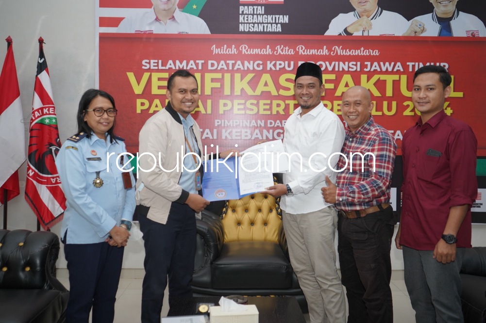 VERIFIKASI - Kanwil Kemenkumham Jatim menggelar verifikasi Partai Politik (Parpol) berbadan hukum dari 76 parpol terdaftar baru 10 parpol yang mengembalikan berkas verifikasi itu, Jumat (21/07/2023). 