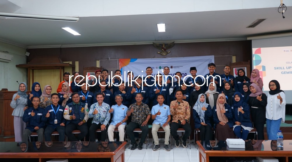 BERSAMA - Fasilitator Aksi Gemilang bersama pemateri dari PWI Sidoarjo saat Skill Up di Graha Delta Kantor Pemkab Sidoarjo, Kamis (20/07/2023) malam.