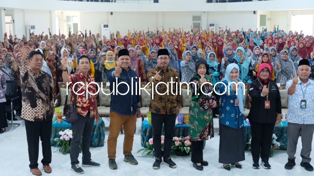 SERAHKAN - Bupati Sidoarjo, Ahmad Muhdlor Ali menyerahkan insentif bagi 190 tenaga kesehatan serta honor serta fasilitas BPJS Ketenagakerjaan kepada 10.558 kader Posyandu Tulangan di gedung BPVP Kebaron, Kecamatan Tulangan, Sidoarjo, Jumat (21/07/2023). 