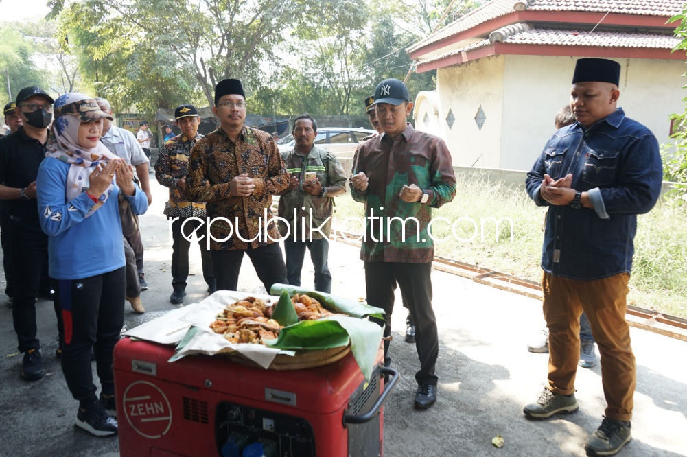 SIDAK - Bupati Sidoarjo, Ahmad Muhdlor Ali menggelar Inspeksi Mendadak (Sidak) progres proyek betonisasi ruas jalan di depan Pabrik Gula (PG) Krembung hingga Desa Mojoruntut, Kecamatan Krembung, Sidoarjo, Jumat (21/07/2023). 