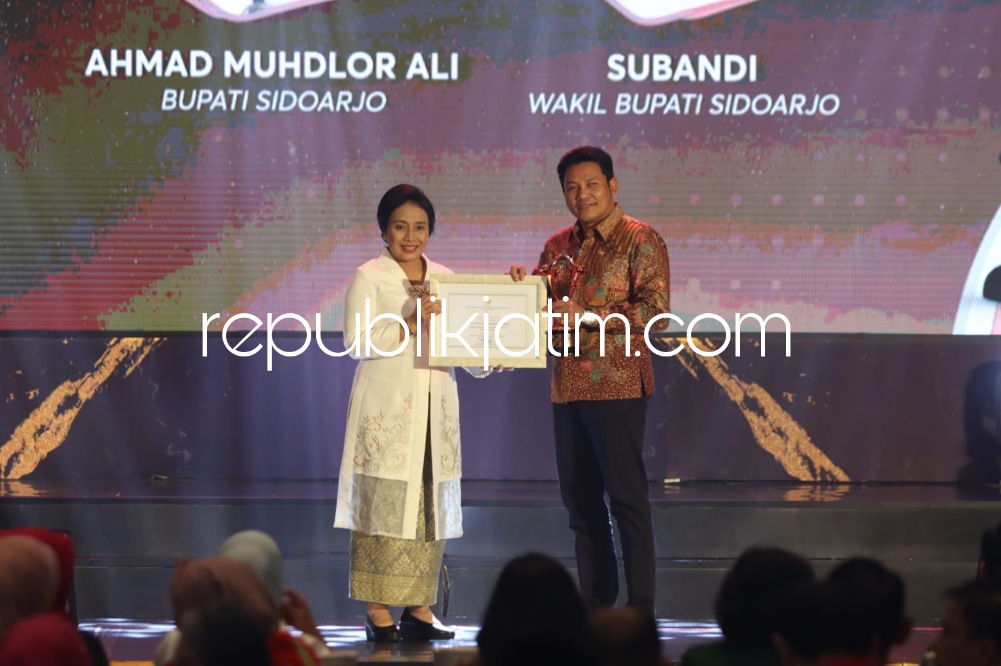 PENGHARGAAN - Menteri PPPA, I Gusti Ayu Bintang Darmawati atau Bintang Puspayoga menyerahkan penghargaan Kabupaten Sidoarjo sebagai Kabupaten Layak Anak (KLA) kepada Wabup Sidoarjo, Subandi di Hotel Padma, Semarang, Sabtu (22/07/2023) malam.