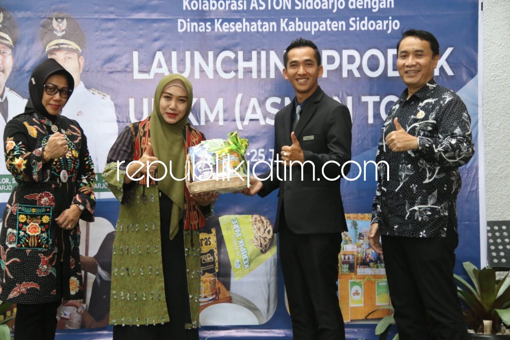 LAUNCHING - Istri Bupati Sidoarjo, Sa'adah Ahmad Muhdlor melaunching 4 produk UMKM Asman Toga didampingi Pj Sekda Andjar Soerjadianto, Kepala Dinkes Fenny Apridawati dan General Manager Aston Hotel Sidoarjo, David Eko Susanto, Selasa (25/07/2023).
