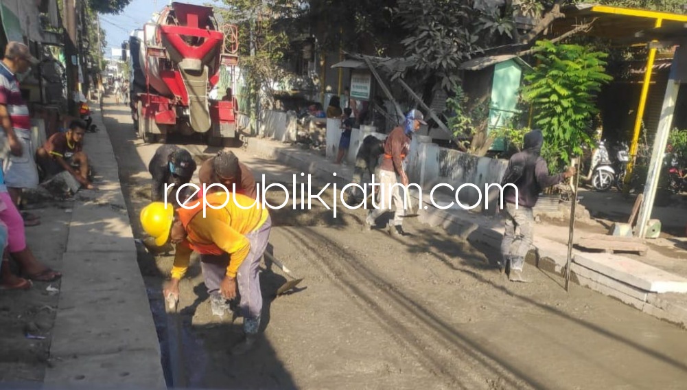 DICOR - Proyek betonisasi yang dicanangkan Bupati Sidoarjo, Ahmad Muhdlor Ali menunjukkan progres baik salah satunya proyek jalan betonisasi di ruas JL Desa Tropodo 1, Kecamatan Waru, Sidoarjo yang mulai dicor, Rabu (26/07/2023).