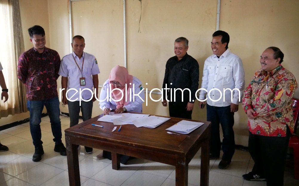 MoU - Plt Kepala Dinas Komunikasi dan Informatika (Kominfo) Pemkab Sidoarjo, Didik Triwahyudi menandatangani MoU dengan PT Telkom Indonesia soal pembangunan 9 Desa Digital di Sidoarjo, Rabu (26/07/2023).