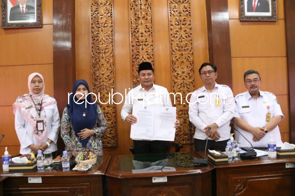 DUKUNG - Wabup Sidoarjo, Subandi menandatangani berita acara dukungan implementasi Strategi Sanitasi Kabupaten/Kota (SSK) Program Percepatan Pembangunan Sanitasi Permukiman Sidoarjo 2023 di ruang Delta Wicaksana Sekretariat Daerah, Rabu (26/07/2023).