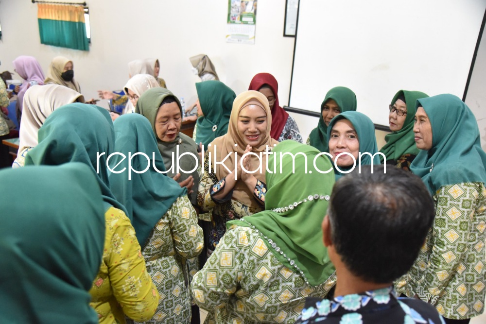 PEMBINAAN - Pembina Yayasan Dharma Wanita Persatuan (DWP) Kabupaten Sidoarjo, Ny Sa’adah Ahmad Muhdlor saat acara Sosialisasi dan Pembinaan Administrasi TK Dharma Wanita Persatuan di ruang rapat Kantor Kecamatan Candi, Kamis (27/07/2023).