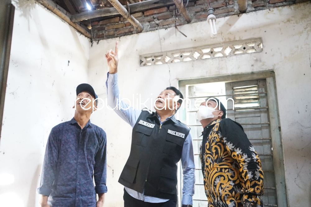 SIDAK - Wakil Bupati (Wabup) Sidoarjo, Subandi beserta tim Dinas Sosial dan Baznas mendatangi rumah Ny Mianah warga Desa Bendotretek, Kecamatan Prambon, Sidoarjo yang dinilai tidak layak huni, Kamis (27/07/2023).