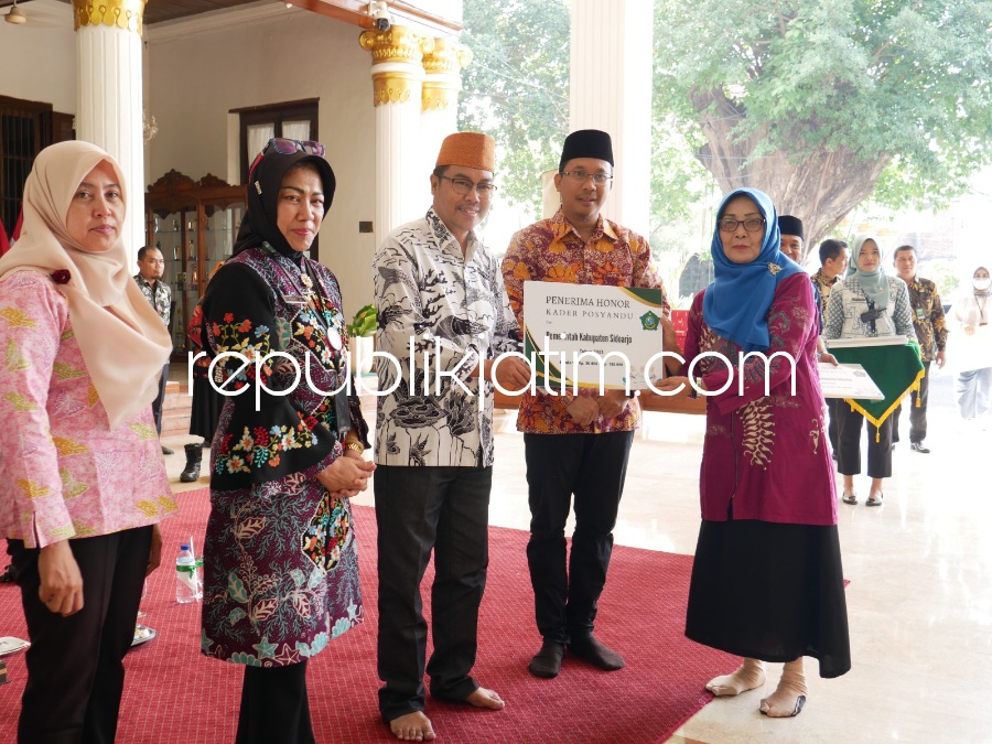 INTENSIF - Bupati Sidoarjo, Ahmad Muhdlor Ali secara simbolis menyerahkan insentif kepada 14 tenaga kesehatan (nakes) yang praktik mandiri dan honor kader Posyandu se Kecamatan Sidoarjo di Pendopo Delta Wibawa, Sidoarjo, Jumat (28/07/2023).