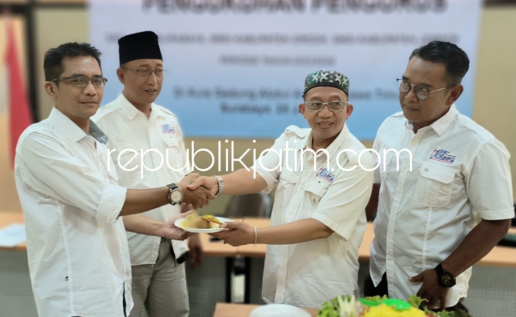KUKUHKAN - Ketua SMSI Jatim, Samiadji Makin Rahmat mengukuhkan tiga kepengurusan SMSI Kota Surabaya, SMSI Kabupaten Gresik dan SMSI Kabupaten Jember di Aula A Aziz kantor PWI Jatim JL Taman Apsari No 15-17 Kota Surabaya, Jumat (28/07/2023). 