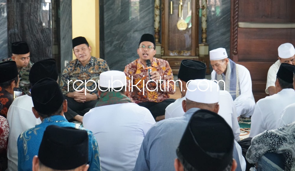 DIALOG - Bupati Sidoarjo, Ahmad Muhdlor Ali berdialog dengan Desa Kepatihan, Kecamatan Tulangan bersamaan peresmian Masjid Baitussalam desa setempat bersama Forkopimda dan OPD, Jumat (28/07/2023).