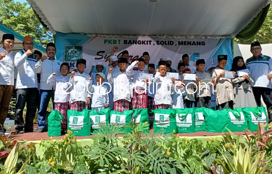 SANTUNAN - Puluhan yatim piatu mendapatkan santunan dari pengurus saat acara Syukuran Harlah ke 25 di kantor DPC PKB Sidoarjo, Sabtu (29/07/2023). 