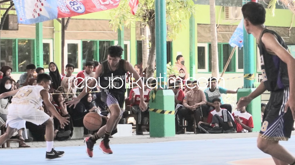 TANDING - Tim bola basket SMPN 3 Waru melawan SMPN 1 Sedati saat SMPN 1 Tulangan (Spentula) menggelar kejuaraan bola basket antar SMP se Jawa Timur, Sabtu (29/07/2023).