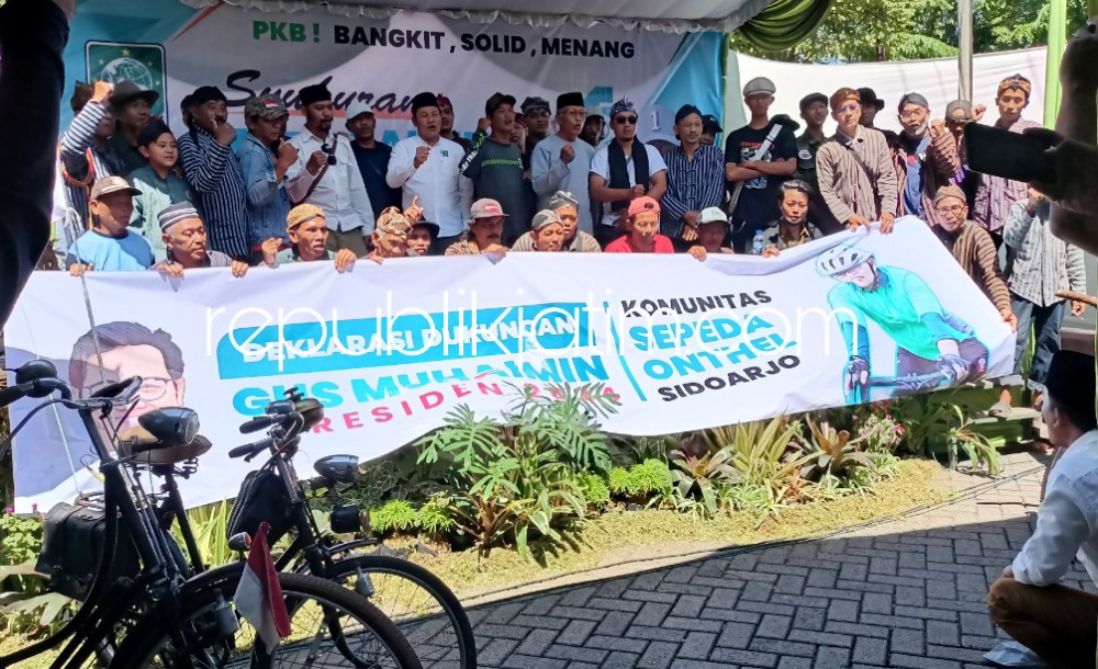 DEKLARASI - Komunitas sepeda onthel Sidoarjo deklarasi mendukung untuk Ketua Umum PKB, Abdul Muhaimin Iskandar (Gus Muhaimin) sebagai Presiden 2024 saat syukuran Harlah PKB ke 25 di halaman DPC PKB Sidoarjo, Sabtu (29/07/2023).