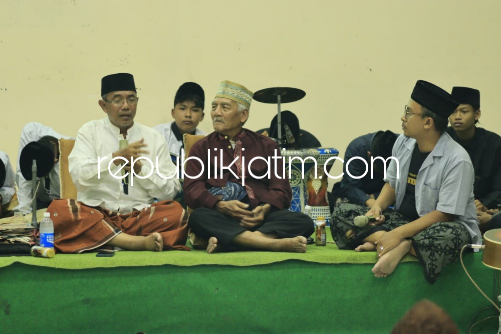NGAJI - Ketua Lesbumi PCNU Sidoarjo, Akhmad Anis Fahmi bersama dua penyaji saat Ngaji Budaya dalam rangka momen Tahun Baru Islam 1 Muharam 1445 Hijriyah di Kantor PCNU Sidoarjo, Minggu (30/07/2023) malam. 