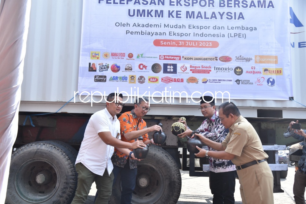 EKSPOR - Bupati Sidoarjo, Ahmad Muhdlor Ali melepas ekspor produk mie telur CV Indigo Sejahtera yang berada di JL Raya Desa Lebo, Kecamatan Sidoarjo menuju Kuala Lumpur, Malaysia, Senin (31/07/2023). 
