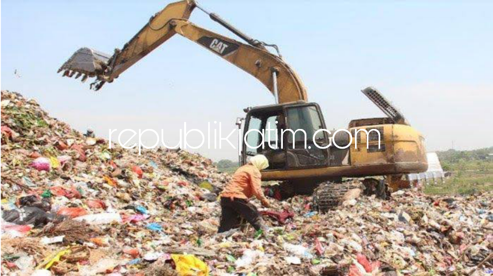 TPA - Seorang pemulung di TPA Jabon, Sidoarjo memilah tumpukan sampah yang terus mengalami penurunan, Selasa (01/08/2023).