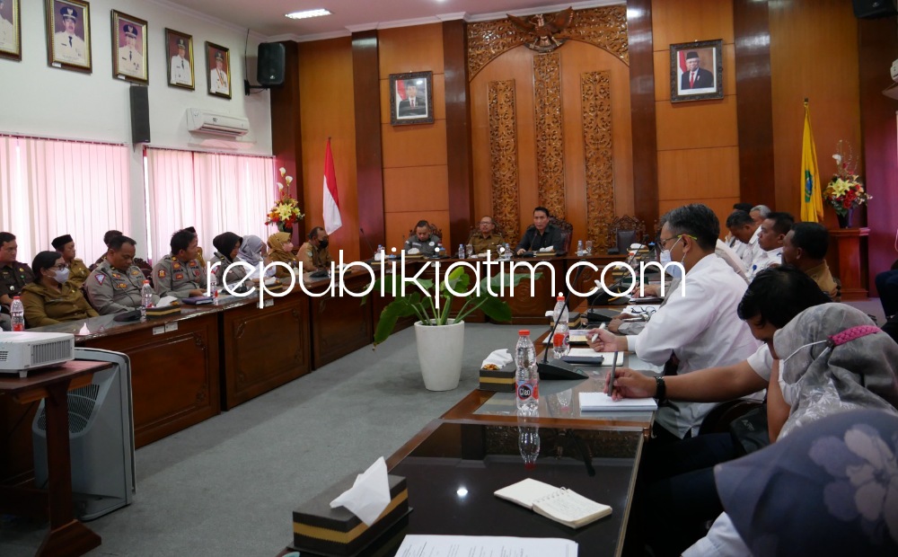RAKOR - Plt Sekretaris Daerah (Sekda) Sidoarjo Anjdar Surjadianto memimpin Rapat Koordinasi (Rakor) peningkatan jalan Juwetkenongo - Krembung 1 dan 2 di kantor Pemkab Sidoarjo, Senin (31/07/2023) kemarin. 