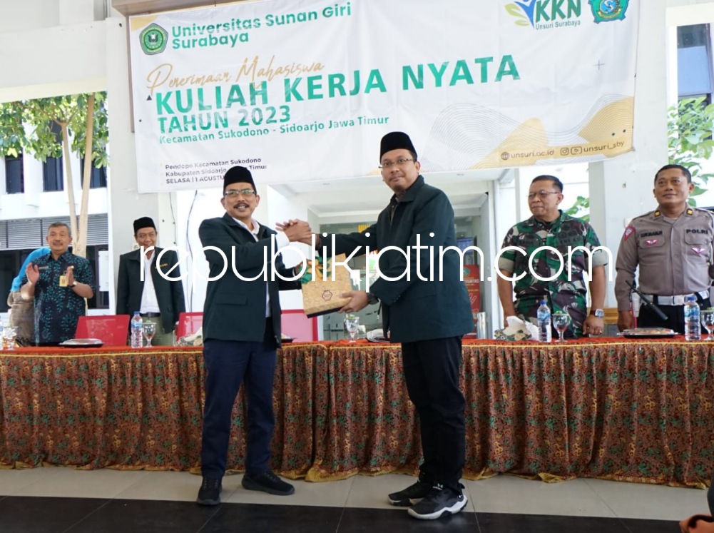 KKN - Bupati Sidoarjo, Ahmad Muhdlor Ali menerima dan melepas 277 mahasiswa Universitas Sunan Giri (Unsuri) Surabaya yang melaksanakan KKN dengan serahterima di Kantor Kecamatan Sukodono, Senin (01/08/2023).
