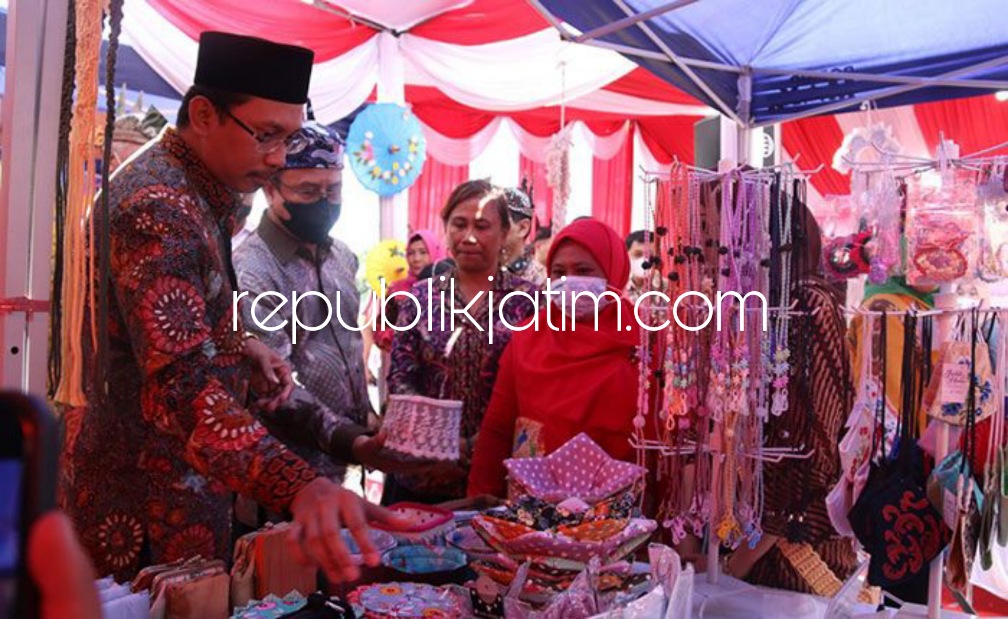 UMKM - Bupati Sidoarjo Ahmad Muhdlor Ali mengecek produk-produk UMKM Sidoarjo saat pameran produk di Alun-Alun Sidoarjo beberapa waktu lalu. 
