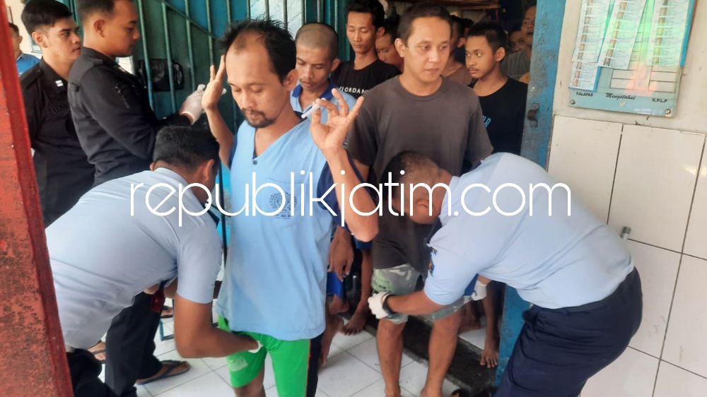 RAZIA - Petugas Lapas Kelas II A Sidoarjo menggelar razia dadakan di kamar hunian 9A dan menemukan sejumlah barang terlarang mulai gunting, senjata tajam hingga kabel ilegal, Rabu (02/08/2023). 