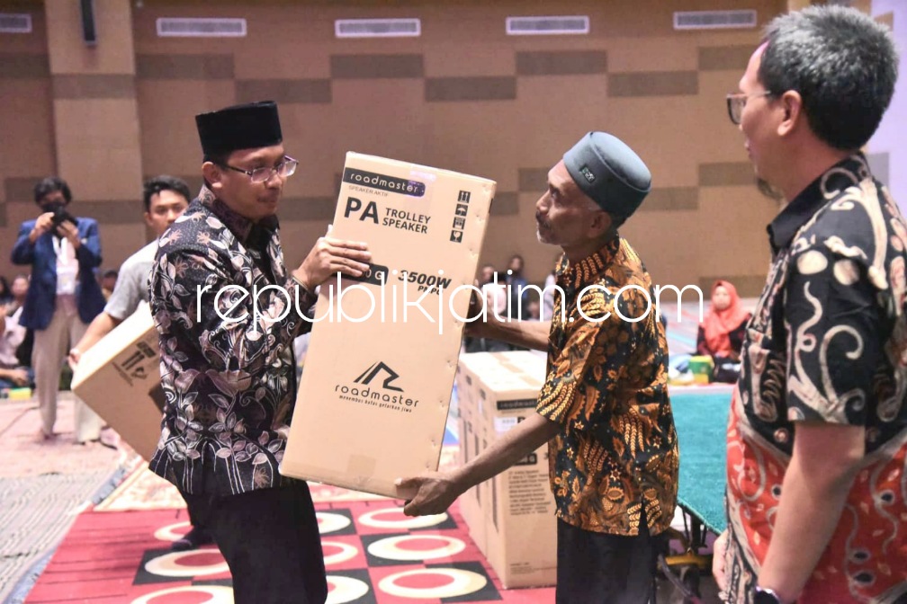 SERAHKAN - Bupati Sidoarjo, Ahmad Muhdlor Ali menyerahkan bantuan sound system' kepada seluruh Ketua RT yang ada di Kecamatan Sidoarjo di Hall Mal Pelayanan Publik (MPP), Selasa (01/08/2023) malam.