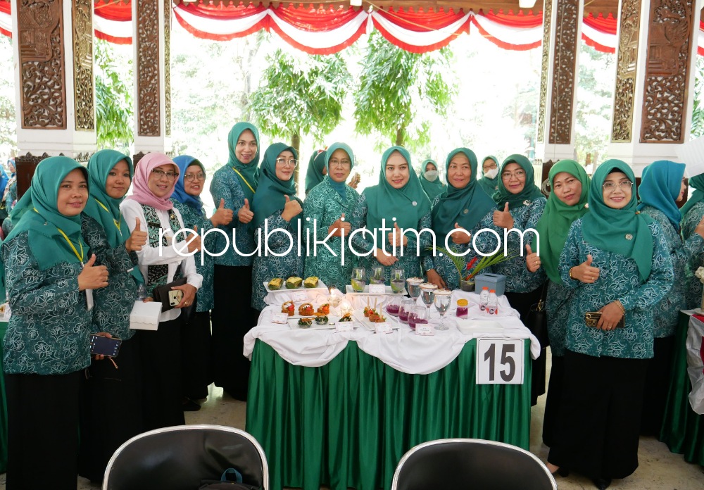 JUARA - Istri Bupati Sidoarjo, Ny Sa'adah Ahmad Muhdlor berfoto bersama juara Lomba Cipta Menu Non Beras dan Terigu usai pengumuman di Pendopo Delta Wibawa, Rabu (02/08/2023).