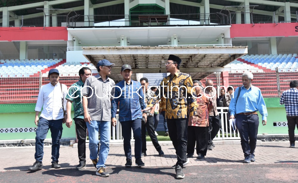 SURVEI - Bupati Sidoarjo, Ahmad Muhdlor Ali didampingi sejumlah Kepala Organisasi Perangkat Daerah (OPD) Pemkab Sidoarjo mendampingi tim survei Kementerian PUPR yang bakal merenovasi Stadion Gelora Delta Sidoarjo, Kamis (03/08/2023). 