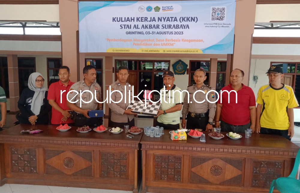 PENGHARGAAN - Kepala Desa Grinting, Kecamatan Tulangan, Akhmad Shodirin menerima penghargaan dari Polresta Sidoarjo sebagai desa dengan Kamtibmas terbaik saat penyerahan Balai Desa setempat, Jumat (04/08/2023).