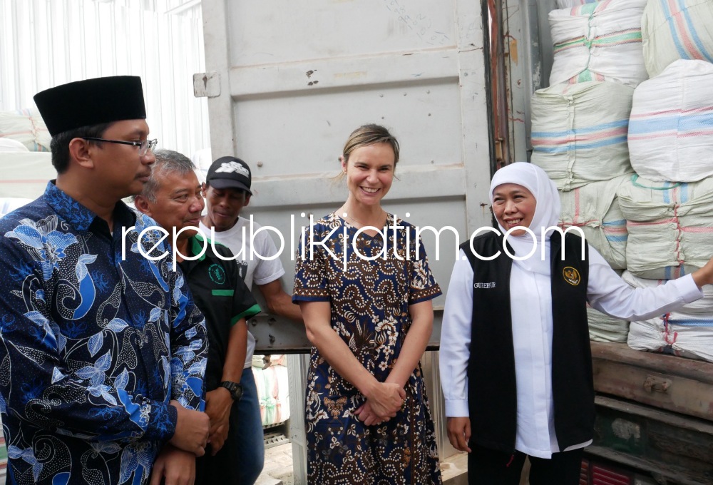 EKSPOR - Bupati Sidoarjo Ahmad Muhdlor Ali mendampingi Gubernur Jatim, Khofifah Indar Parawansa memberangkatkan ekspor 15 ton rumput laut perdana ke Australia, Jumat (04/08/2023).