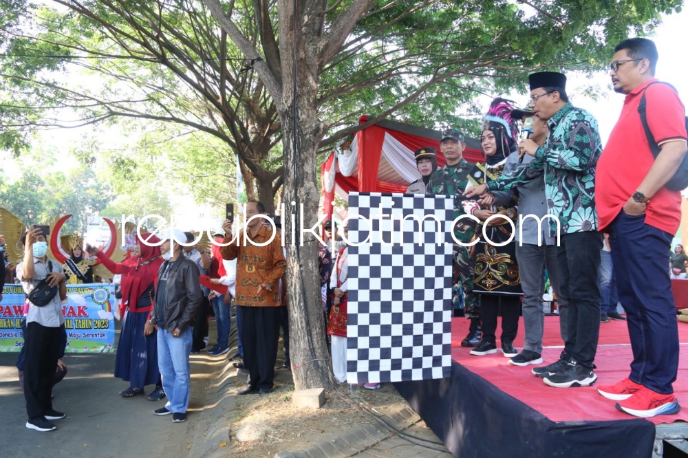 PAWAI - Bupati Sidoarjo, Ahmad Muhdlor Ali didampingi Camat Gedangan, Inneke Dwi Setyawati memberangkatkan acara pawai budaya di Taman Nagoya Perumahan Puri Surya Jaya, Gedangan, Kecamatan Gedangan, Sidoarjo, Sabtu (05/08/2023). 