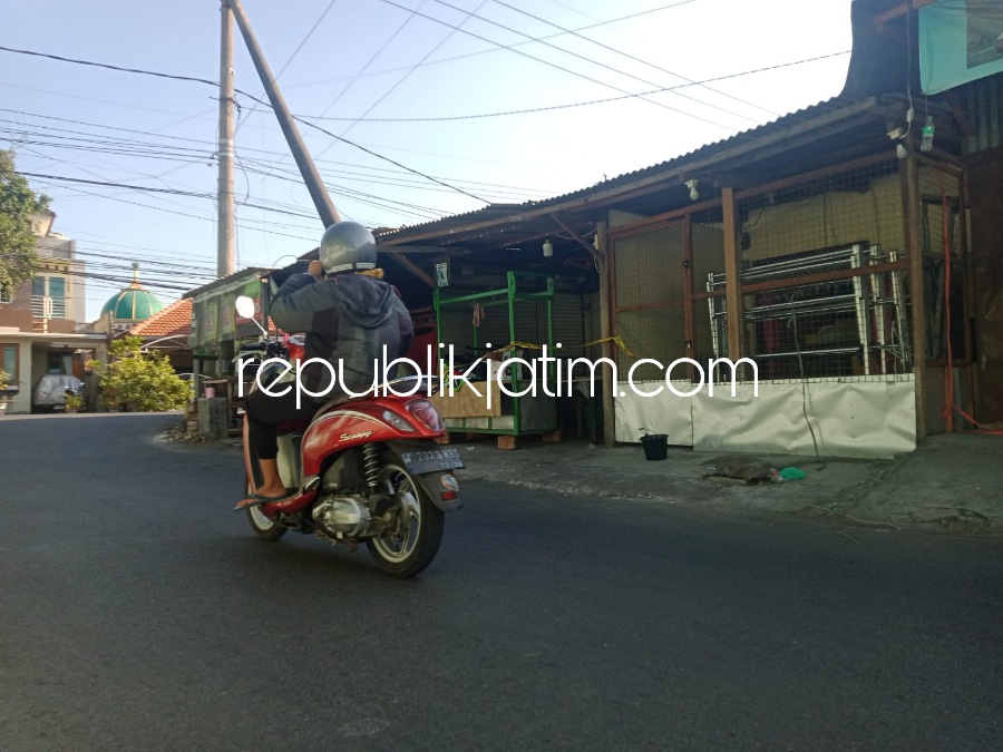 TKP - Inilah Tempat Kejadian Perkara (TKP) ditemukannya jenazah Ahmad Mukiyin (23) warga Kabupaten Tuban yang ditemukan tewas membusuk di kontrakannya JL Raya Desa Buncitan, Kecamatan Sedati, Sidoarjo, Sabtu (05/08/2023).
