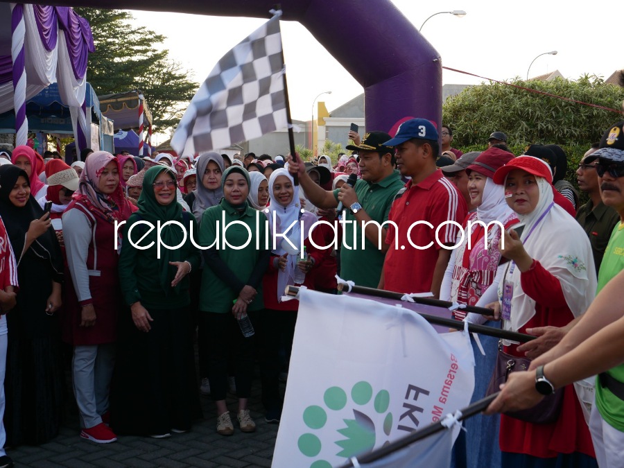 BERANGKATKAN - Wabup Sidoarjo Subandi memberangkatkan jalan sehat yang digelar warga Perumahan Delta Sari, Kecamatan Waru, Sidoarjo, Minggu (06/08/2023).