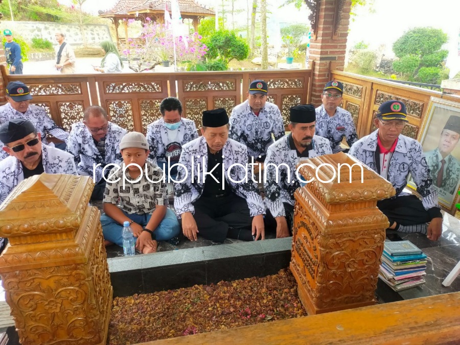 ZIARAH - Ratusan guru dari Pengurus Kabupaten dan Cabang PGRI Kabupaten Sidoarjo melakukan ziarah ke makam Dr Sulistyo yang berada di tengah perbukitan Desa Kalitengah, Kecamatan Purwanegara, Banjarnegara, Jateng, Minggu (06/08/2023).