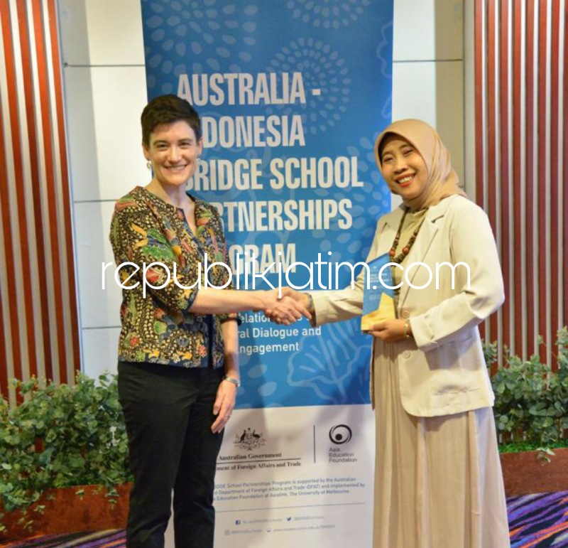 KERJASAMA - Kepala SD Al Muslim Jatim, ustadzah Fatimatuz Zahroh menghadiri RoU Signing Event atau Acara Penandatanganan Catatan Kesepahaman di Jakarta untuk program pendidikan kerjasama Indonesia - Australia, Kamis (03/08/2023) kemarin.