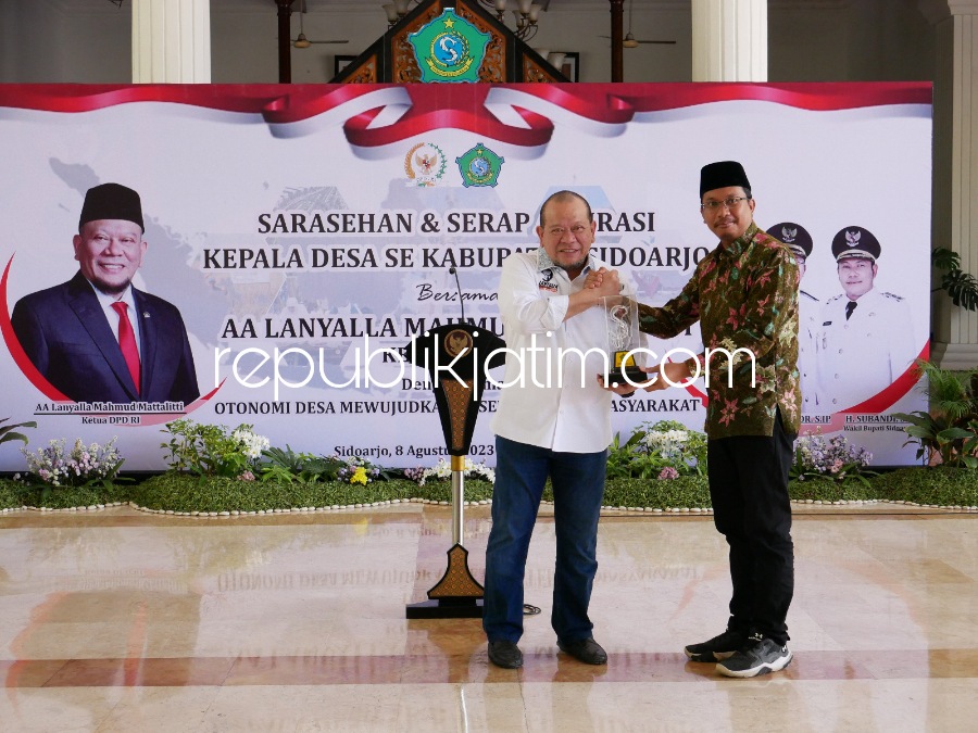 SERAHKAN - Ketua DPD RI Ir H AA La Nyalla Mahmud Mattalitti, M Hp menyerahkan Cinderamata kepada Bupati Sidoarjo Ahmad Muhdlor Ali atas partisipasinya mensukseskan acara sarasehan di Pendopo Delta Wibawa, Selasa (08/08/2023).