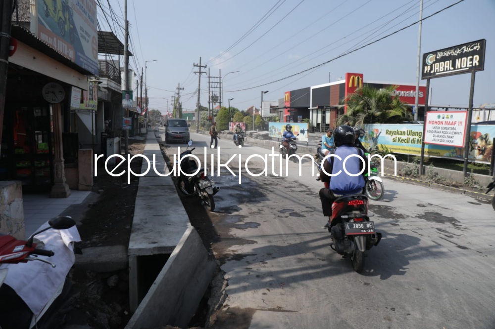 BETONISASI - Salah satu proyek betonisasi jalan penghubung Desa Geluran, Kecamatan Taman - Desa Suko, Kecamatan Sukodono yang sudah memasuki tahap pemasangan U-Dicth (drainase jalan kanan-kiri), Selasa (08/08/2023). 