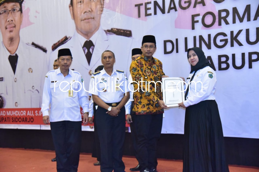 SERAHKAN - Bupati Sidoarjo Ahmad Muhdlor Ali menyerahkan SK PPPK kepada 1.220 guru formasi 2022 dan 66 orang lulus tes PPPK di Convention Hall Suncity Hotel, Sidoarjo, Rabu (09/08/2023).
