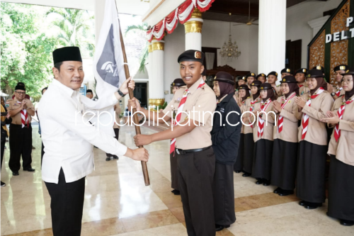 BERANGKATKAN - Wakil Bupati (Wabup) Sidoarjo, Subandi selaku Ketua Kwarcab Gerakan Pramuka Sidoarjo memberangkatkan kontingen Pramuka Penegak ke Raimuna XII 2023 ke Cibubur di Pendopo Delta Wibawa Sidoarjo, Rabu (09/08/2023).
