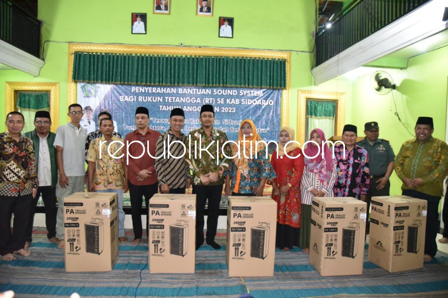 BAGIKAN - Bupati Sidoarjo Ahmad Muhdlor Ali di membagikan sound system portable di Balai Desa Sedenganmijen dan Kantor Kecamatan Krian bagi 557 RT se Kecamatan Krian, Selasa (08/08/2023) malam. 