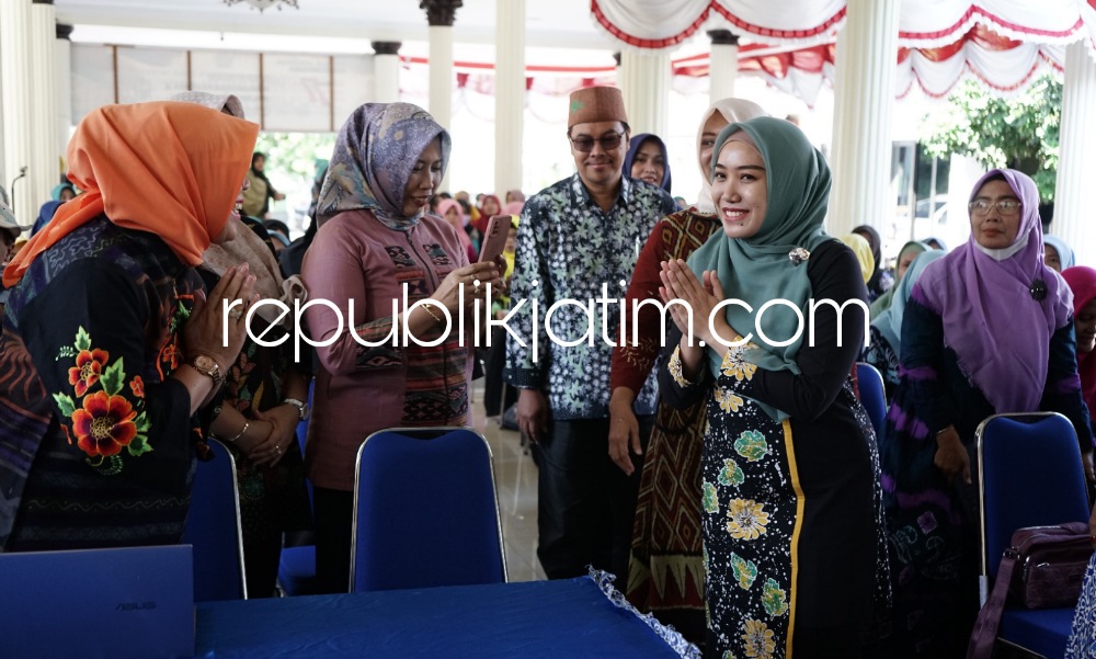 PELATIHAN - Bunda PAUD Sidoarjo, Ny Sa'adah Ahmad Muhdlor membuka Workshop Peningkatkan Kompetensi dan Keterampilan Tenaga Pendidik Anak Usia Dini di Pendopo Kecamatan Gedangan yang diikuti 200 bunda PAUD dan 65 lembaga PAUD, Kamis (10/08/2023).