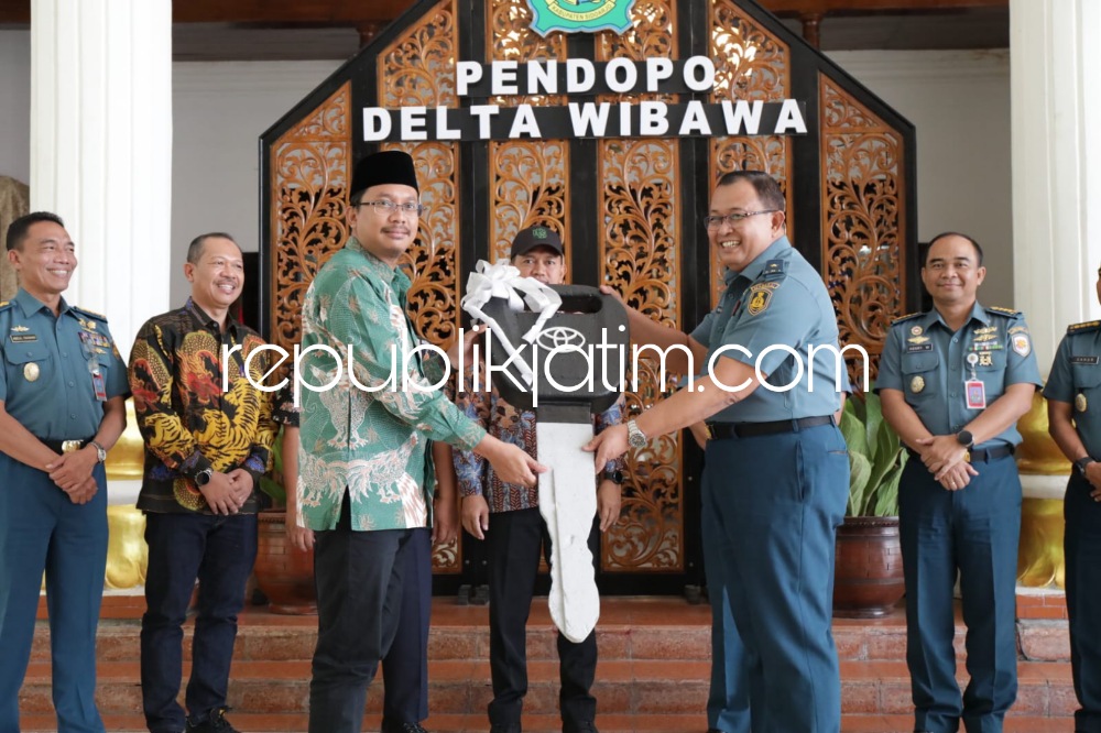 SERAHKAN - Bupati Sidoarjo Ahmad Muhdlor Ali menyerahkan bantuan 22 mobil dinas kepada Kepala Divisi Fasilitas Angkatan Laut (Kadisfaslanal) Mabes TNI AL, Laksamana Pertama TNI Eko Sunarjanto di Pendopo Delta Wibawa, Jumat (11/08/2023). 