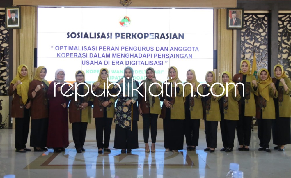 PAPARAN - Dewan Penasehat, Ny Sa'adah Ahmad Muhdlor dan 100 anggota Kopwan Deltasari sosialisasi bertema Optimalisasi Peran Pengurus dan Anggota Koperasi dalam Menghadapi Persaingan Usaha di Era Digitalisasi di Pendopo Delta Wibawa, Kamis (10/08/2023).