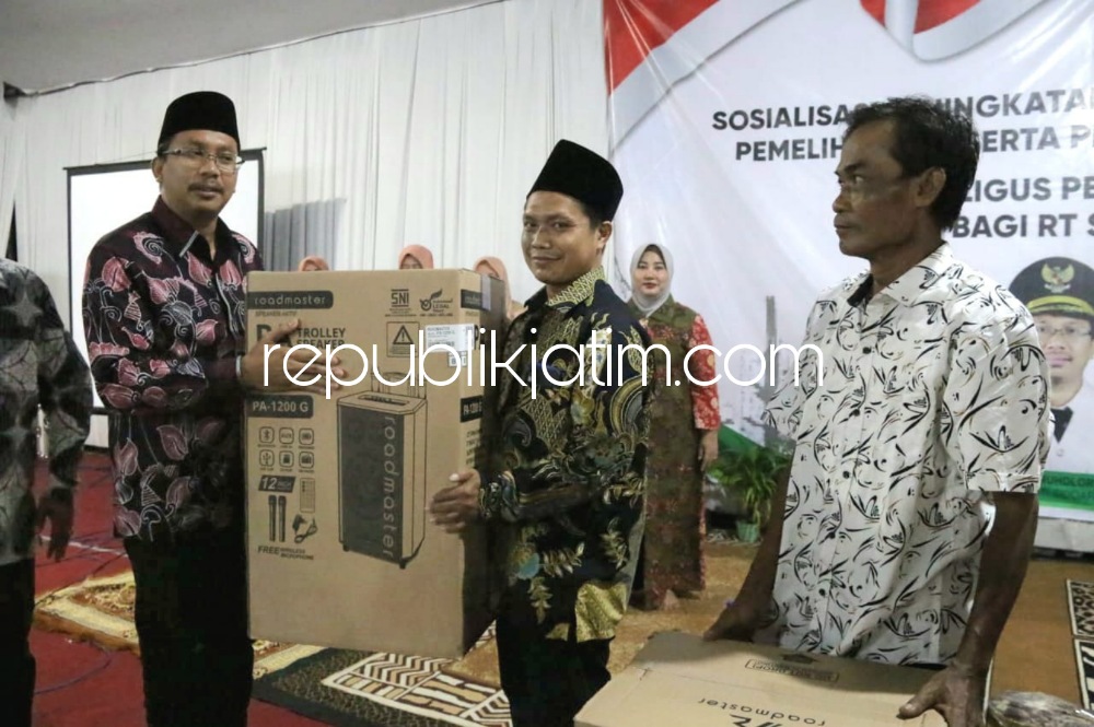SERAHKAN - Bupati Sidoarjo, Ahmad Muhdlor Ali menyerahkan bantuan sound system untuk 746 RT dari 24 desa se Kecamatan Candi di Lapangan Desa Sugihwaras, Kecamatan Candi, Sidoarjo, Jumat (11/08/2023) malam.