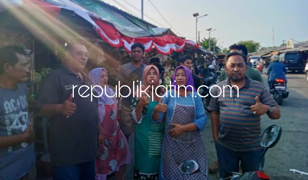 SEMANGAT - Para pedagang Pasar Larangan yang menempati sisi barat merasakan pendapatannya mulai naik dan ramai dikunjungi pembeli usai adanya penertiban lapak jualan di sisi timur (depan) Pasar Larangan, Minggu (13/08/2023).
